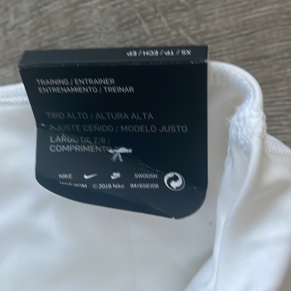 Nike | Sculpt Hyper Tight Fit - Picture 2 of 7